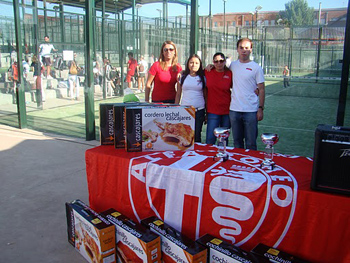 Alumnos en prácticas junto a la mesa de trofeos del torneo.